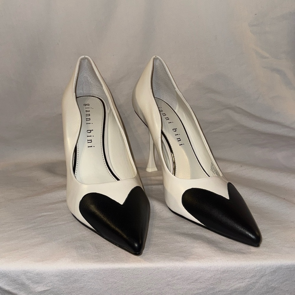 Brand New Gianni Bini TheaTwo Heart Scalloped Pointed Toe Pumps: Size 9